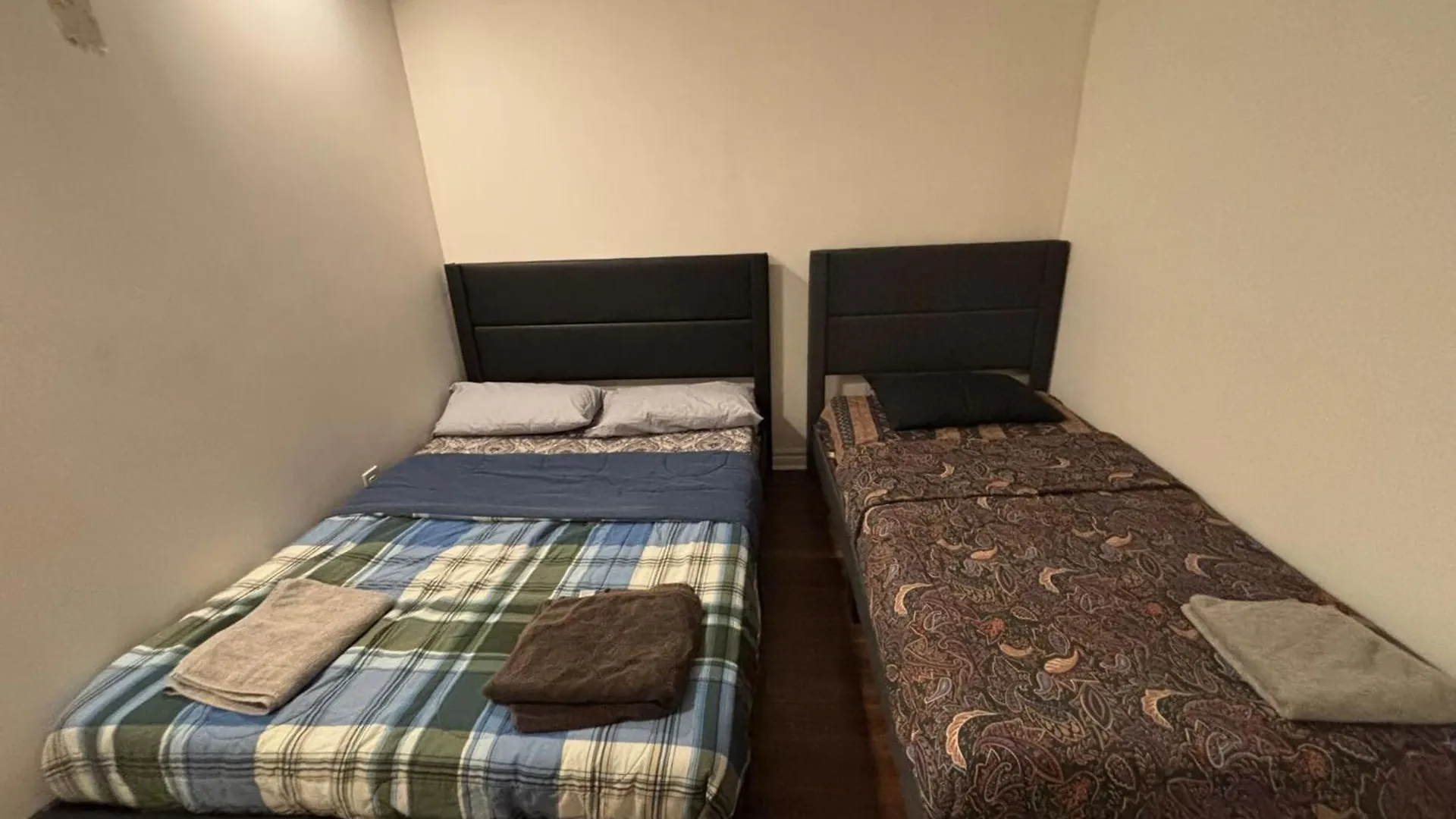 Homestay Budget Square One-Pearson Room- Free Wifi& Parking Mississauga